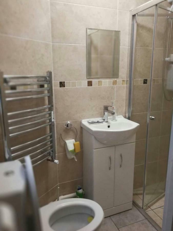 Ashford  Rest Room Near To Heathrow Airport מראה חיצוני תמונה