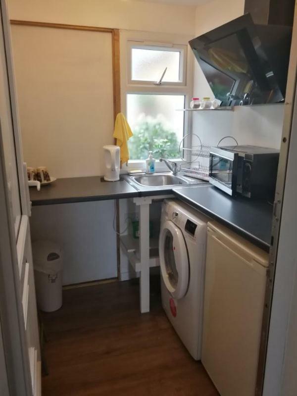 Ashford  Rest Room Near To Heathrow Airport מראה חיצוני תמונה